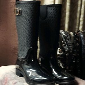 Woman's boots size 9